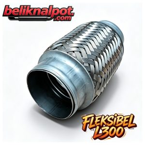 Flexible atau flexible joint pada Mitsubishi L300 adalah sambungan lentur pada sistem knalpot yang berfungsi meredam getaran dan pergerakan mesin agar pipa knalpot tidak mudah retak atau patah. Biasanya bentuknya seperti anyaman besi stainless di bagian tengah pipa knalpot. Fungsi utama flexible pada L300 1. Menyerap getaran mesin Mesin L300, terutama diesel: getarannya besar torsinya kuat gerakan mesin cukup kasar Kalau pipa knalpot langsung kaku: sambungan mudah retak las cepat pecah bracket cepat rusak Flexible membantu menyerap gerakan tersebut. 2. Mengurangi tekanan pada header dan pipa Saat mesin bergerak: akselerasi tanjakan beban berat Mesin akan sedikit bergeser di dudukan engine mounting. Flexible membuat pipa knalpot bisa ikut bergerak tanpa memaksa sambungan. 3. Membuat suara lebih halus Flexible juga membantu: meredam vibrasi suara mengurangi dengung mengurangi getaran ke kabin Karena itu knalpot terasa lebih nyaman. 4. Mencegah pipa knalpot patah Pada L300 angkut: beban berat jalan rusak getaran tinggi Tanpa flexible: header bisa retak sambungan las pecah pipa cepat patah Terutama pada knalpot custom freeflow. Posisi flexible Biasanya dipasang: setelah header sebelum resonator di bagian awal pipa bawah mobil Posisi ini paling efektif menerima gerakan mesin. Jenis flexible Flexible anyam stainless Paling umum dipakai: lentur tahan panas murah cocok harian Flexible interlock Di dalamnya ada lapisan pelindung spiral. Kelebihan: lebih kuat tahan tekanan cocok diesel dan turbo Pengaruh ke performa Flexible yang bagus: tidak menghambat aliran gas menjaga flow tetap stabil suara lebih halus Kalau kualitas buruk: bocor flow terganggu muncul suara mendesis tenaga terasa berat Gejala flexible rusak Biasanya: suara “cesss” knalpot bocor getaran kabin naik suara mesin lebih kasar muncul asap dari bawah mobil Pada L300 diesel sering terlihat: anyaman robek hitam karena jelaga sambungan retak Ukuran flexible untuk L300 Tergantung setup: standar harian biasanya 2 inci turbo/custom bisa lebih besar Yang penting: jangan terlalu kecil jangan terlalu panjang kualitas anyaman kuat Kesimpulan Flexible pada L300 berfungsi sebagai: peredam getaran pengaman sistem knalpot pelindung header dan sambungan penstabil suara dan aliran gas buang Untuk kendaraan kerja seperti L300, flexible sangat penting karena karakter mesin diesel dan kondisi operasionalnya menghasilkan getaran tinggi serta beban berat setiap hari.