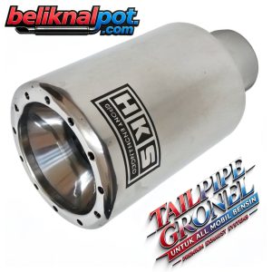 Berikut panduan lengkap cara memasang Tailpipe Gronel pada ujung pipa knalpot, mudah dan aman: 🛠️ Alat & Bahan yang Diperlukan - Tailpipe Gronel - Kunci inggris / kunci pas / obeng (sesuai jenis pengikat) - Kain lap bersih - (Opsional) Baut tambahan atau lem tahan panas agar lebih kuat   ✅ Langkah-langkah Pemasangan 1. Bersihkan ujung pipa knalpot Lap bagian luar pipa knalpot dari debu, karat, atau sisa kotoran agar permukaannya halus dan rapi. Pastikan knalpot sudah dingin agar aman saat dipasang. 2. Sesuaikan ukuran Masukkan Tailpipe Gronel ke ujung pipa knalpot. Pastikan ukurannya pas, tidak terlalu longgar dan tidak terlalu sempit. Jika agak ketat, tekan perlahan hingga masuk dengan rata. 3. Pasang posisi yang tepat Atur agar tulisan atau desain Gronel menghadap ke luar dan posisinya lurus, miring sesuai selera tapi simetris agar terlihat rapi. Masukkan sekitar 2–3 cm ke dalam agar kuat menancap. 4. Kencangkan pengikat Sebagian besar model Gronel memiliki baut pengencang di bagian samping atau bawah. Putar baut tersebut hingga terikat kuat pada pipa knalpot — jangan terlalu kencang agar tidak merusak baut atau pipa. Jika modelnya tipe tekan/klik, pastikan sudah terdengar bunyi "klik" atau terasa terkunci rapat. 5. Cek kembali kekokohan Tarik sedikit pelan-pelan untuk memastikan tidak mudah lepas. Jika masih goyang, kencangkan lagi sedikit. 6. Selesai & Coba jalan Nyalakan mesin, perhatikan apakah ada getaran berlebih atau suara berisik. Jika aman, pemasangan selesai.   ⚠️ Catatan Penting - Jangan pasang saat knalpot masih panas, bisa menyebabkan luka bakar. - Pastikan tidak menghalangi aliran gas buang agar performa mesin tetap optimal. - Untuk hasil paling aman & rapi, disarankan pasang di bengkel terpercaya jika Anda ragu melakukannya sendiri. Ingin saya buatkan panduan versi lebih singkat atau panduan untuk tipe model tertentu?